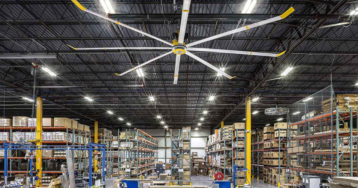 ventilateur de plafond industriel dans un entrepot - turbobrise big ass fans